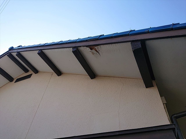 一部軒天の剥がれあり